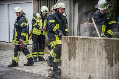 Altbach: Muelltonnenbrand greift auf Hecke ueber - Feuerwehr verhindert schlimmeres